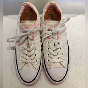 Low Top Floral Inside Puffy Tongued Converse All Star in Size 7